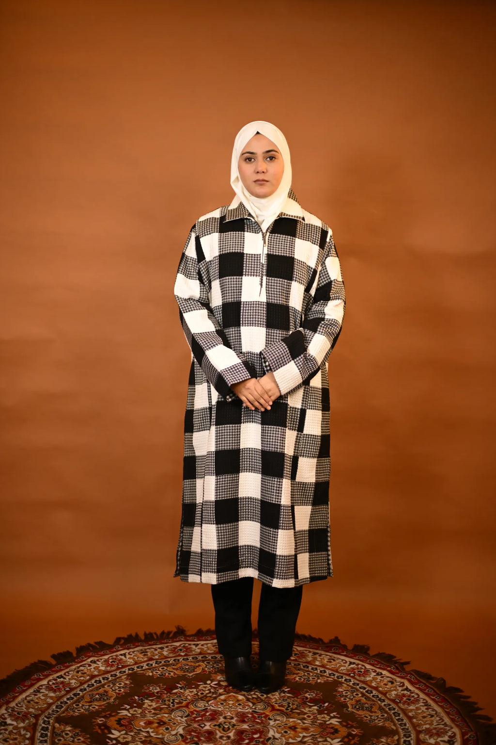 baraqah female winter black and white checked winter pheran 