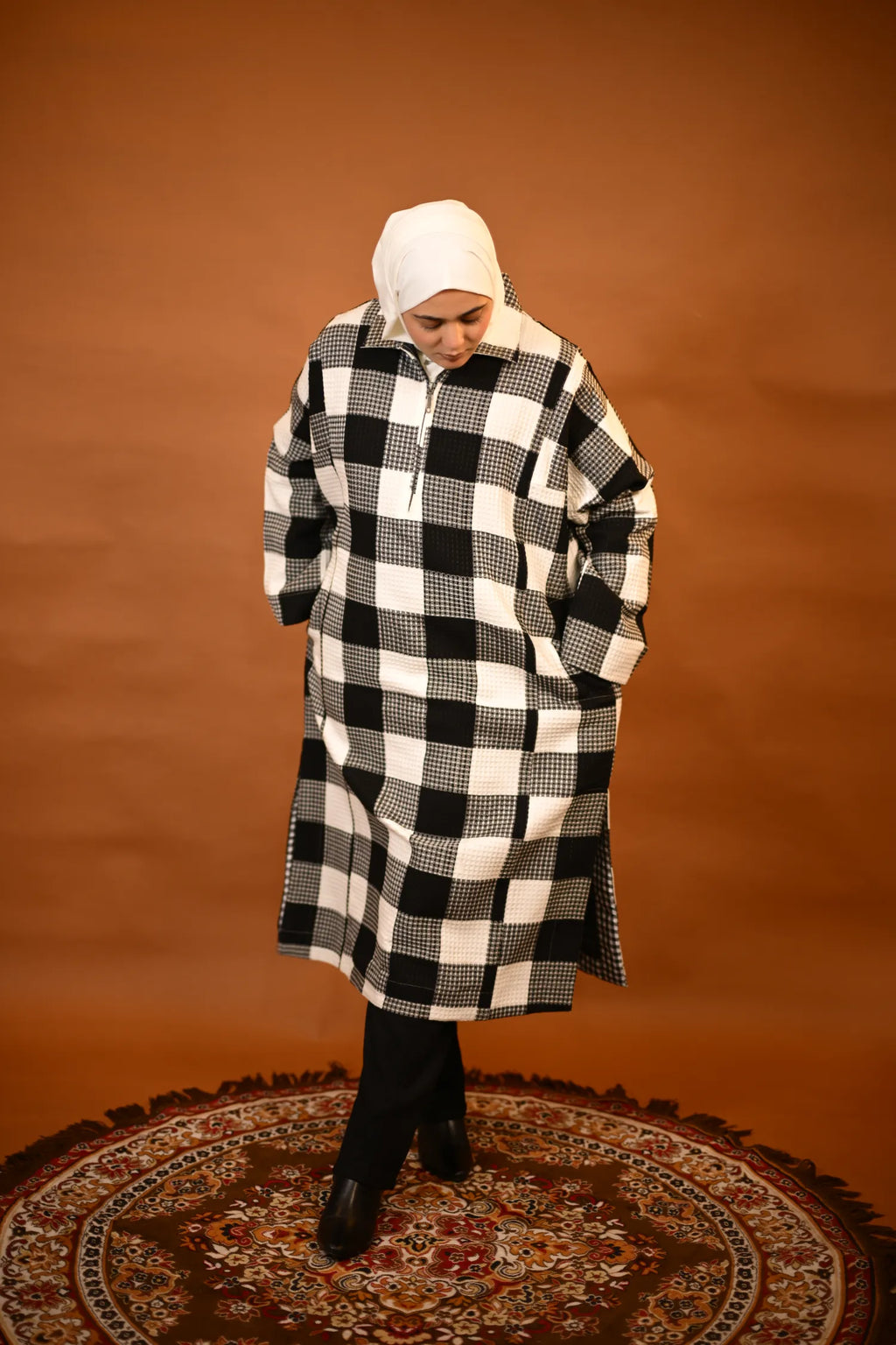baraqah female winter black and white checked winter pheran 