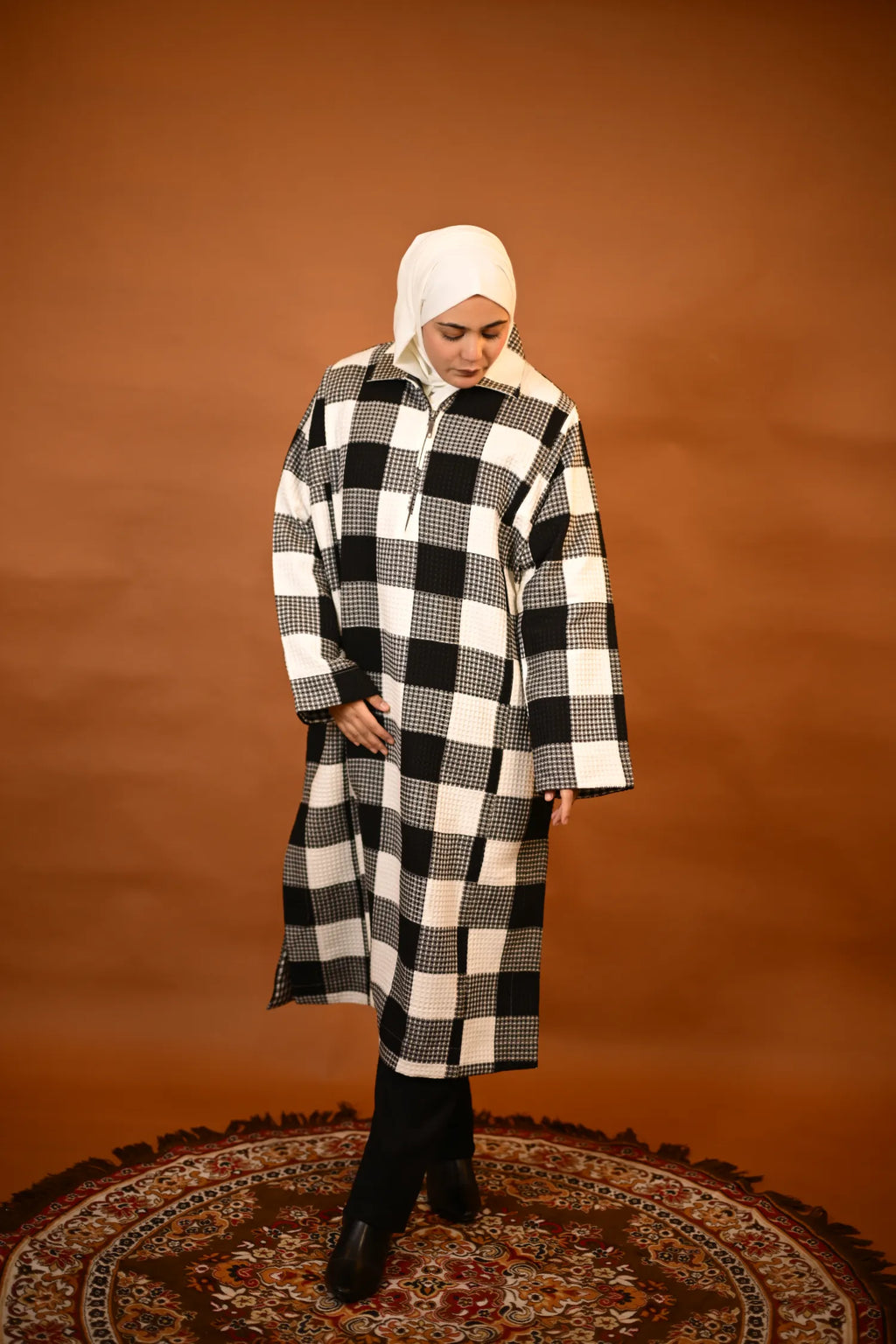 baraqah female winter black and white checked winter pheran 
