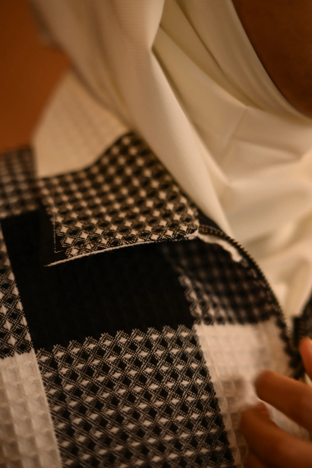 baraqah female winter black and white checked winter pheran 